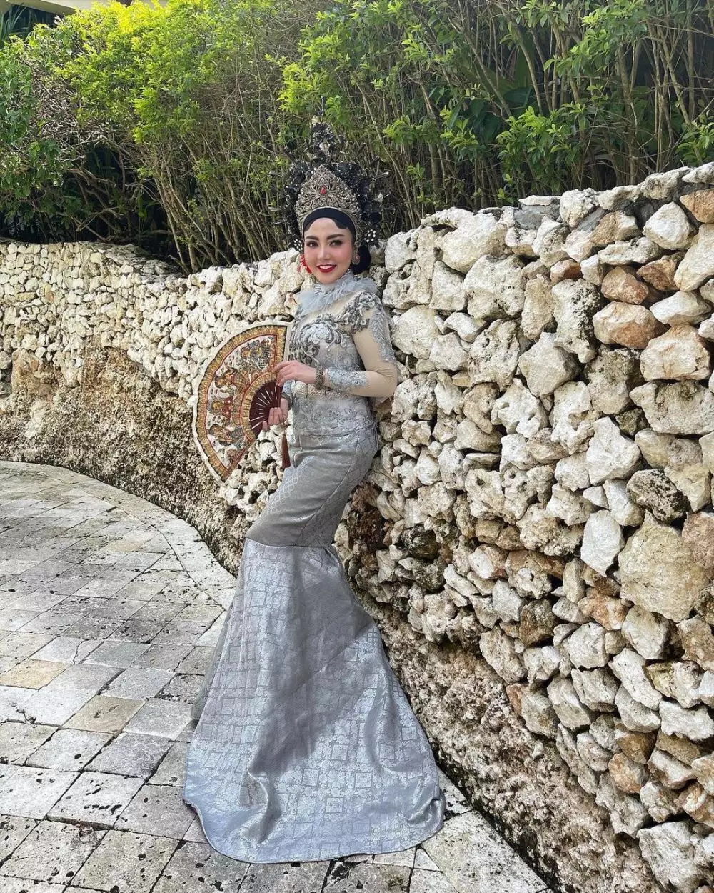 Gaya pemotretan Bella Shofie dan suami pakai baju adat Bali © berbagai sumber