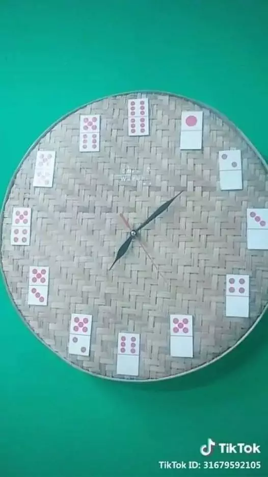 desain nyeleneh jam dinding © berbagai sumber