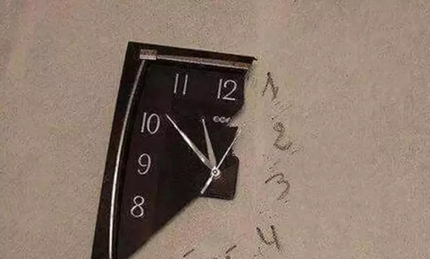 desain nyeleneh jam dinding © berbagai sumber