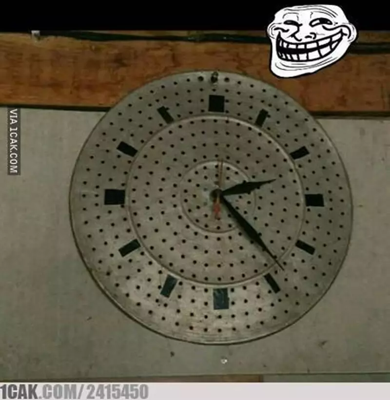 desain nyeleneh jam dinding © berbagai sumber