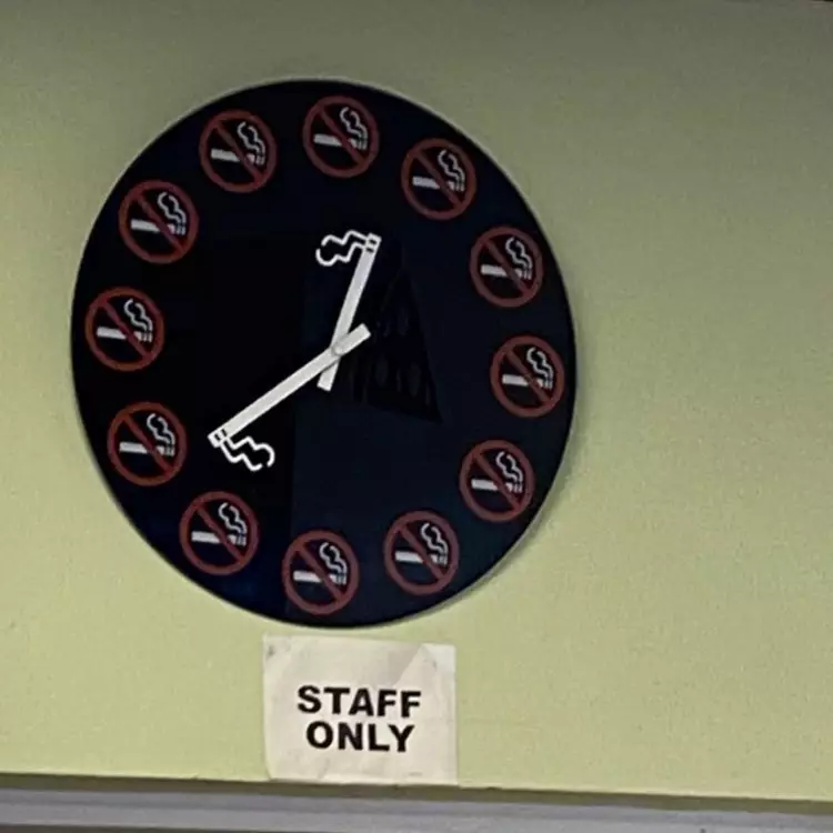 desain nyeleneh jam dinding © berbagai sumber