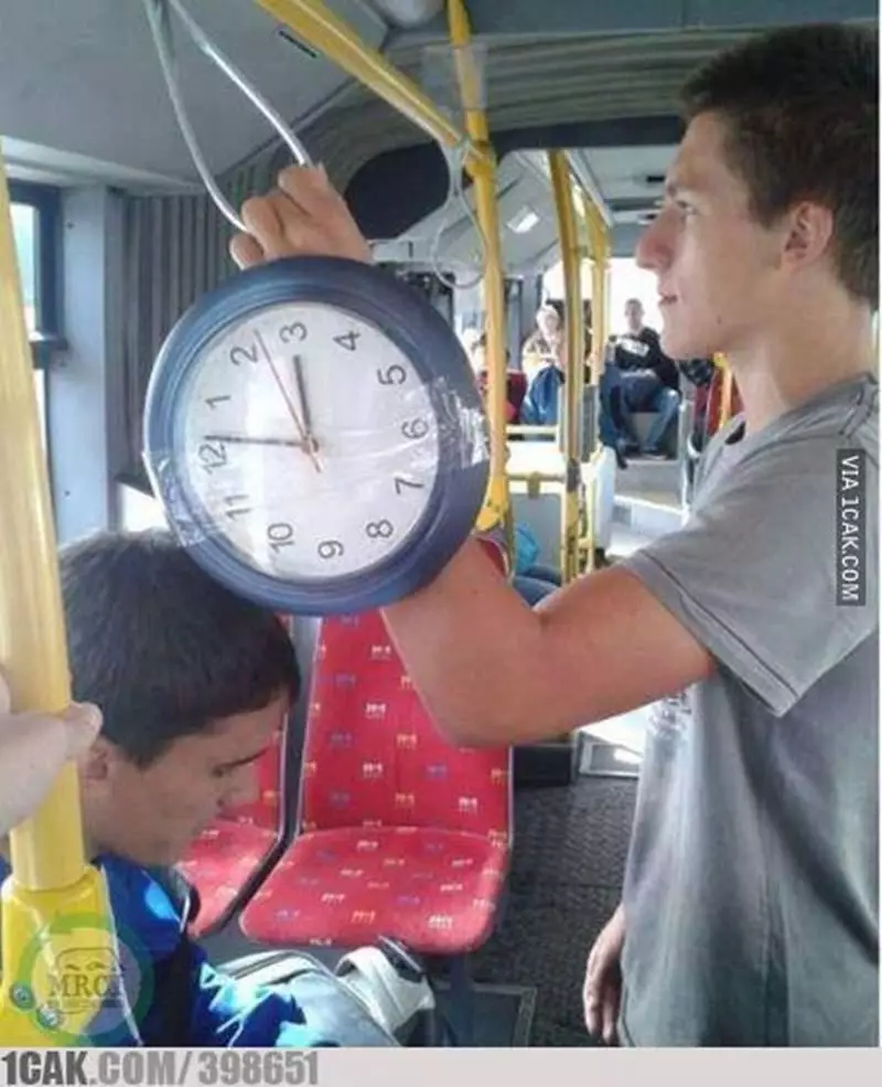 desain nyeleneh jam dinding © berbagai sumber