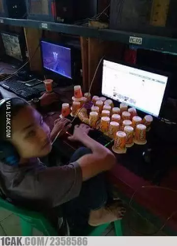 penampakan nyeleneh di warnet © berbagai sumber