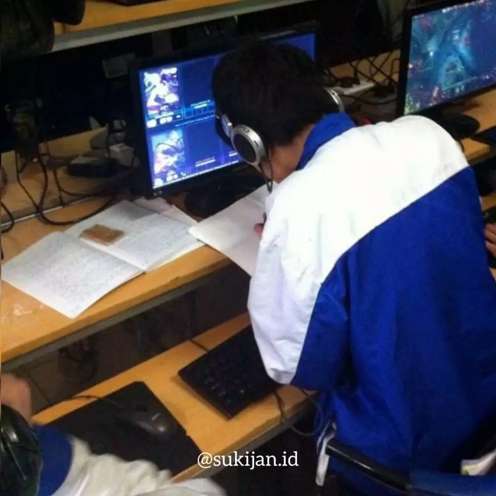 penampakan nyeleneh di warnet © berbagai sumber