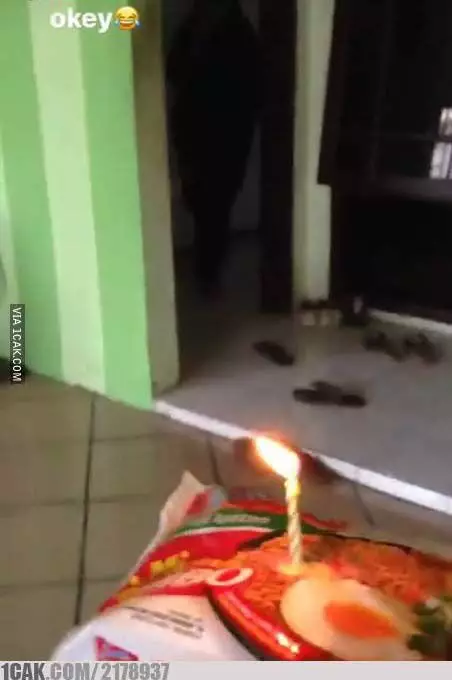 merayakan momen spesial tapi malah lucu © berbagai sumber merayakan momen spesial tapi malah lucu © berbagai sumber