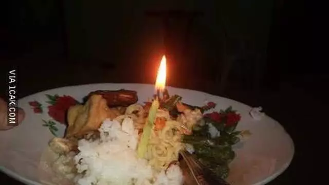 merayakan momen spesial tapi malah lucu © berbagai sumber merayakan momen spesial tapi malah lucu © berbagai sumber