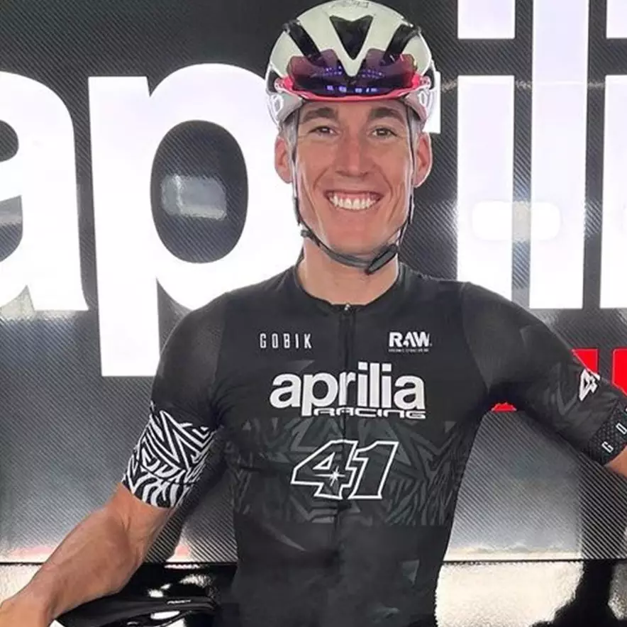 Aleix Espargaro beli kartu perdana XL di konter pulsa, tuai perhatian