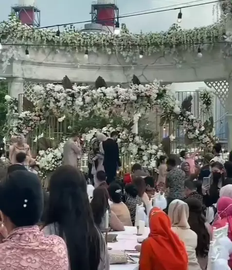 Momen lamaran Venna Melinda dan Ferry Irawan Berbagai sumber Momen lamaran Venna Melinda dan Ferry Irawan Berbagai sumber