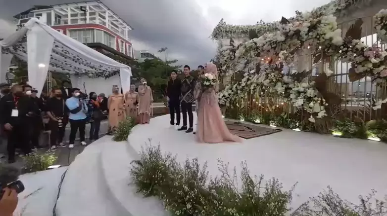 Momen lamaran Venna Melinda dan Ferry Irawan Berbagai sumber Momen lamaran Venna Melinda dan Ferry Irawan Berbagai sumber