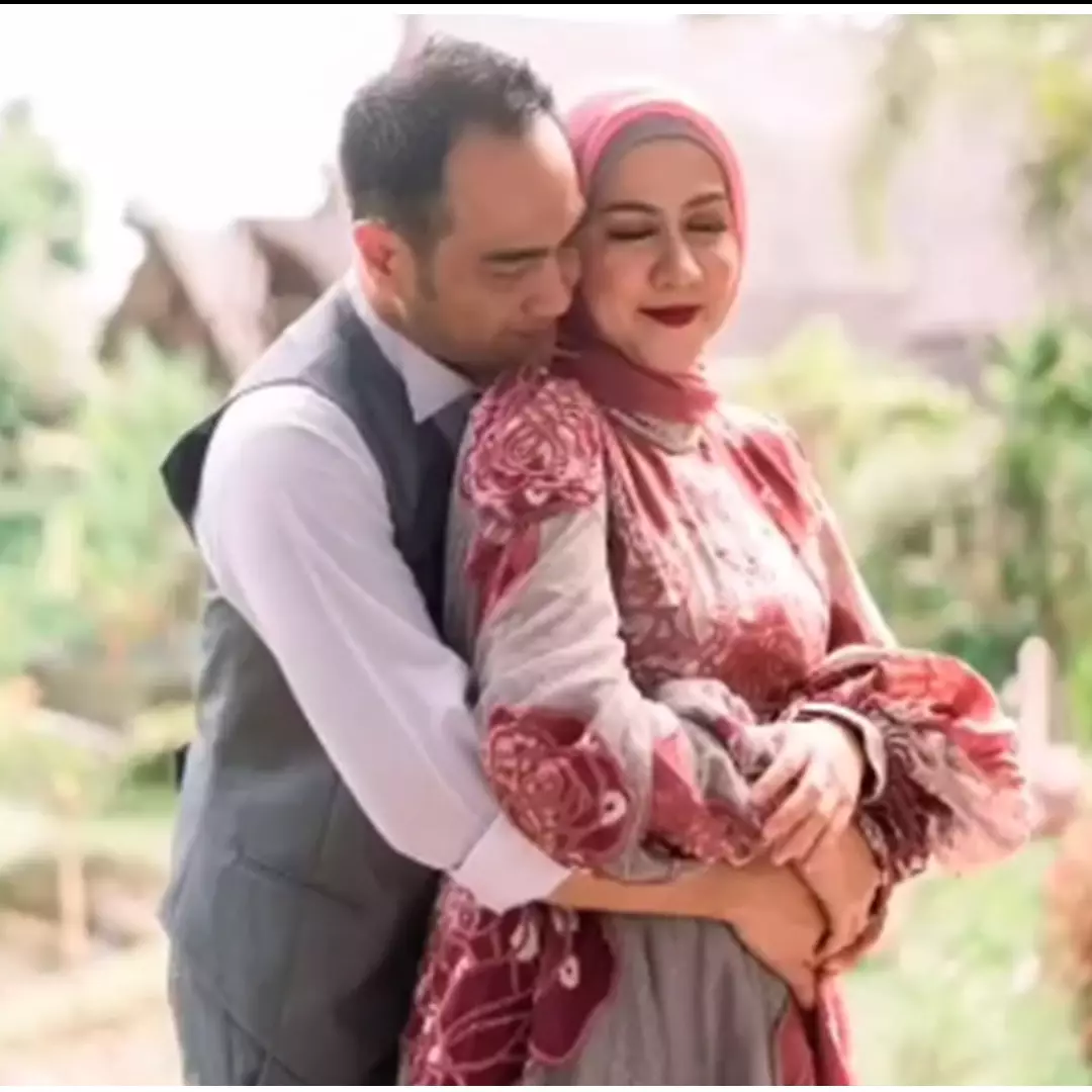 7 Momen lamaran Venna Melinda dan Ferry Irawan, berkonsep pesta kebun