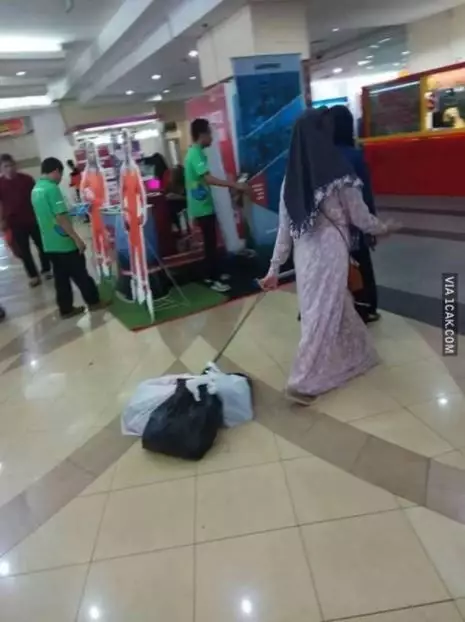 momen ibu di tempat umum malah kocak © berbagai sumber