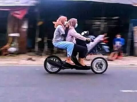 orang nggak sadar ada yang salah pas jalan © berbagai sumber