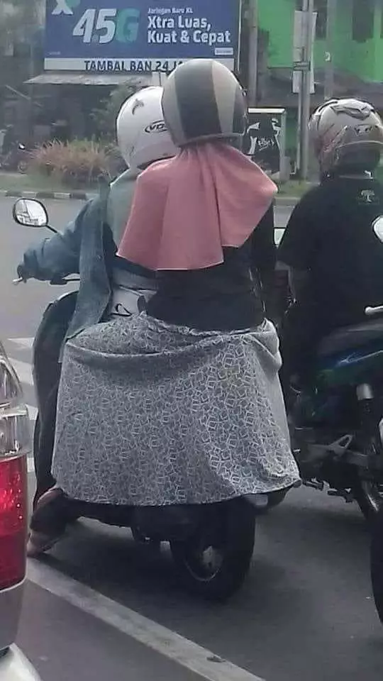 orang nggak sadar ada yang salah pas jalan © berbagai sumber
