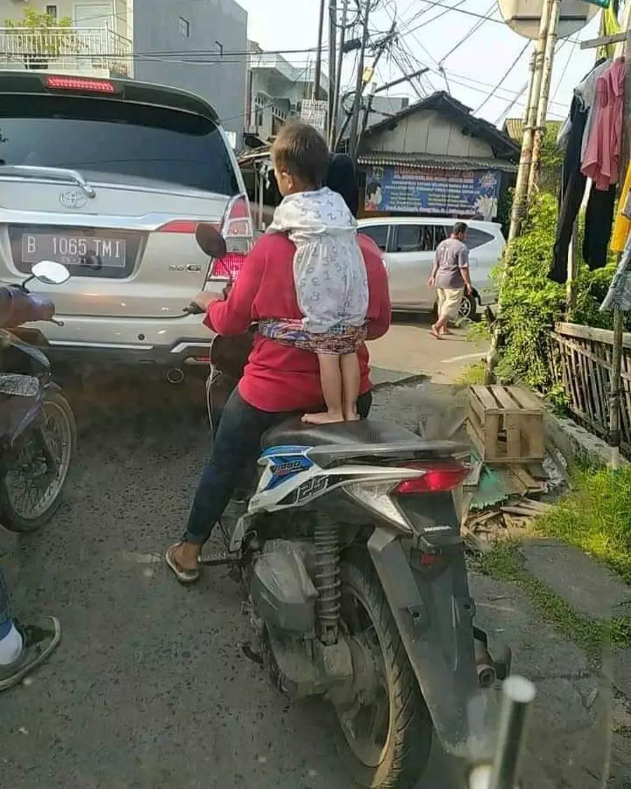 orang nggak sadar ada yang salah pas jalan © berbagai sumber