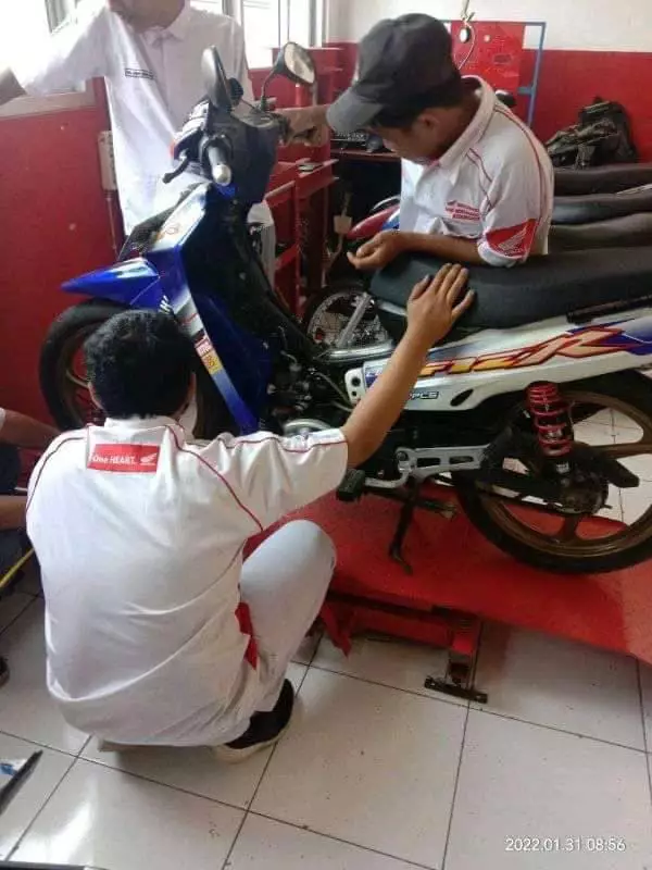 orang nggak sadar ada yang salah pas jalan © berbagai sumber