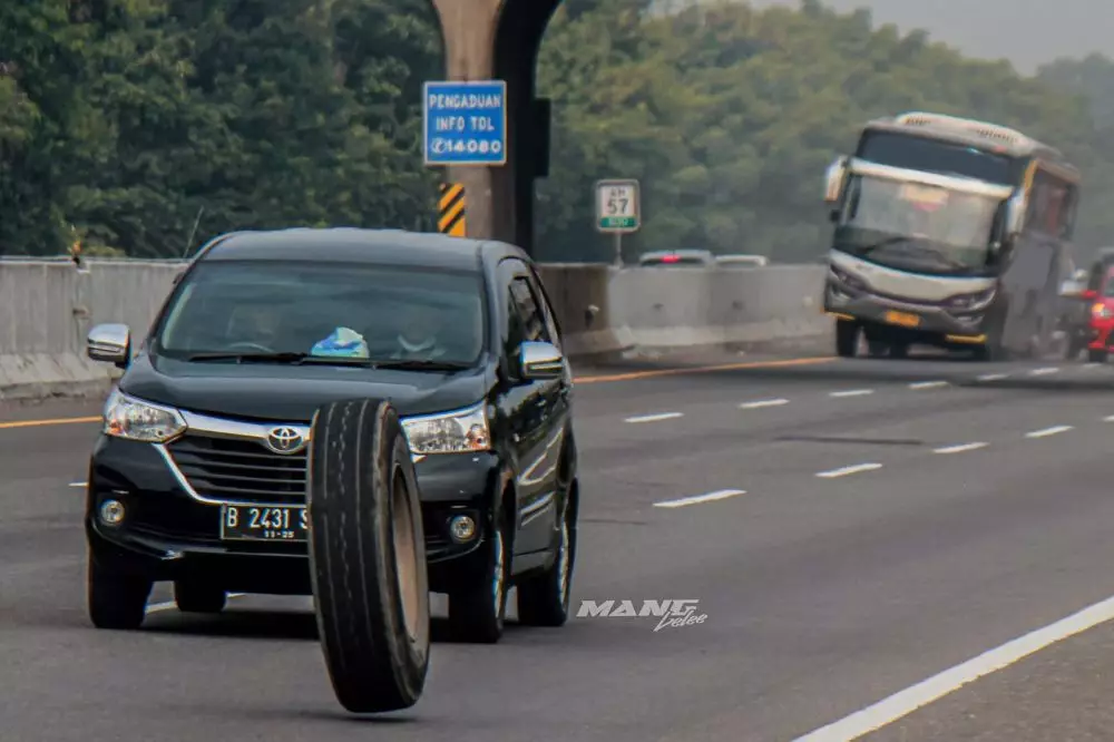 orang nggak sadar ada yang salah pas jalan © berbagai sumber