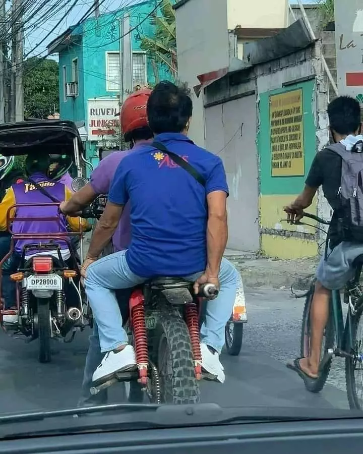 orang nggak sadar ada yang salah pas jalan © berbagai sumber