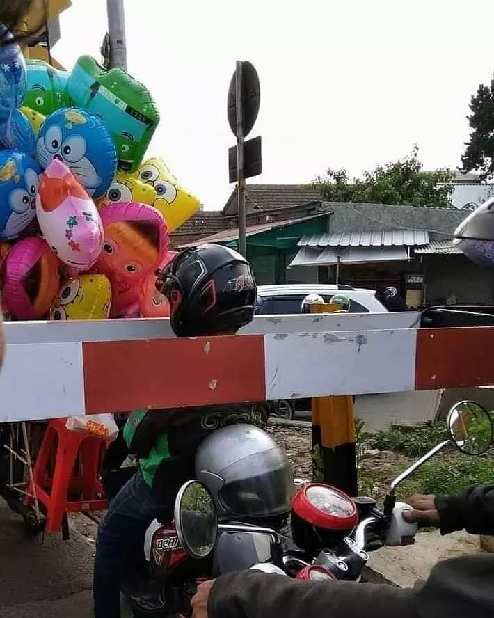 orang nggak sadar ada yang salah pas jalan © berbagai sumber