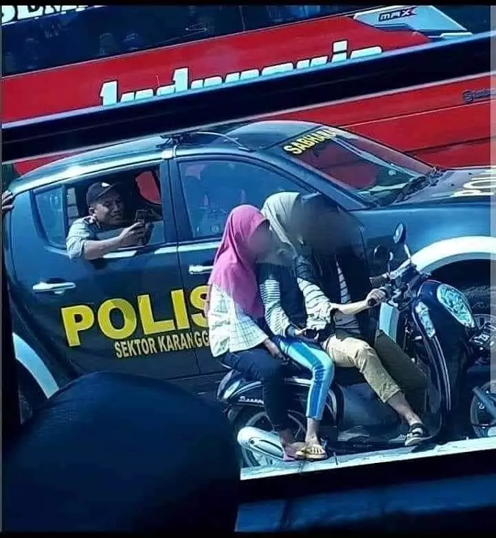 orang nggak sadar ada yang salah pas jalan © berbagai sumber