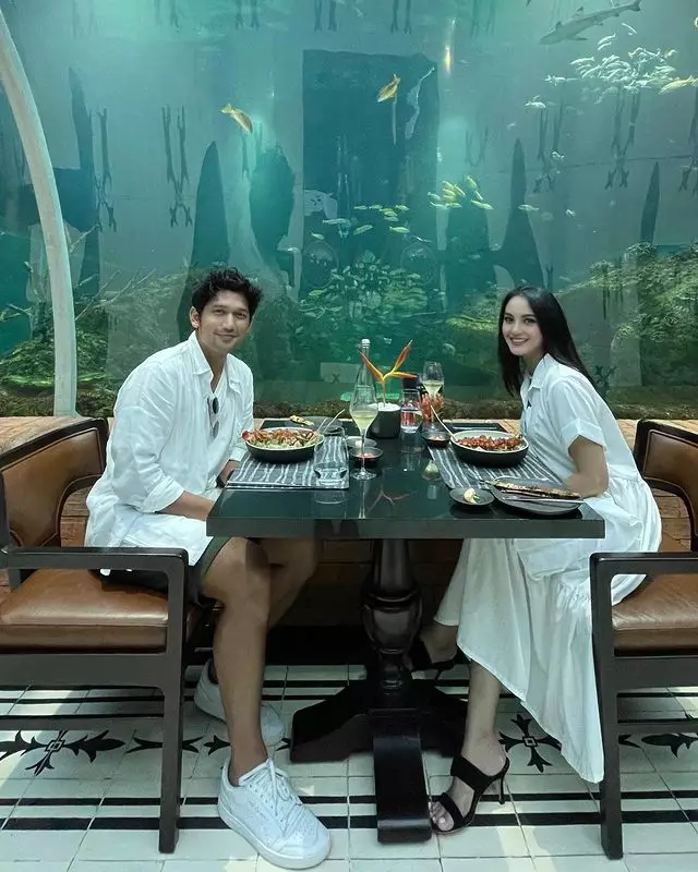 Momen pasangan seleb dinner di akuarium raksasa © berbagai sumber