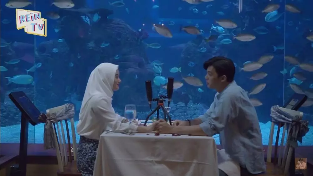Momen pasangan seleb dinner di akuarium raksasa © berbagai sumber