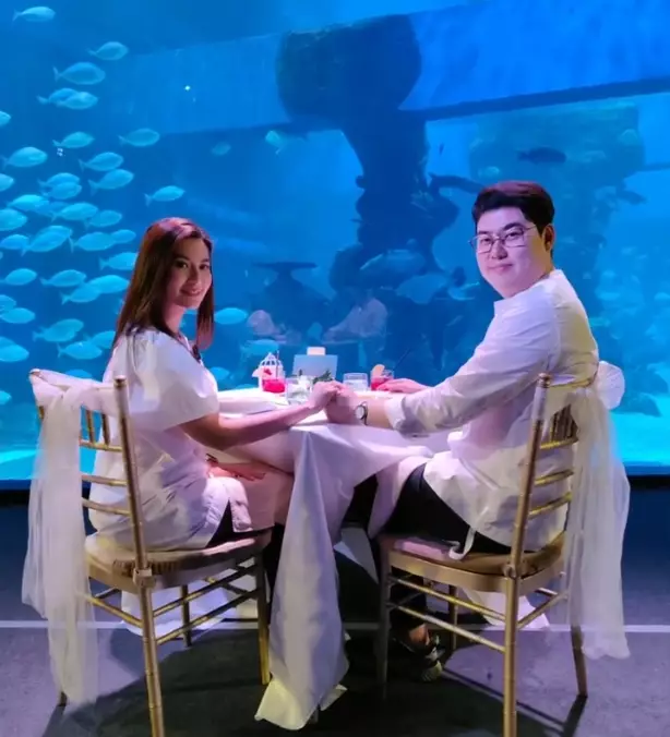 Momen pasangan seleb dinner di akuarium raksasa © berbagai sumber