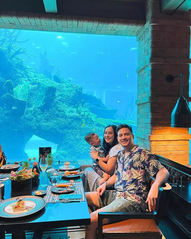 Momen pasangan seleb dinner di akuarium raksasa © berbagai sumber