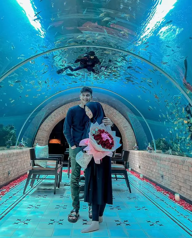 Momen pasangan seleb dinner di akuarium raksasa © berbagai sumber