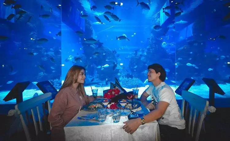 Momen pasangan seleb dinner di akuarium raksasa © berbagai sumber