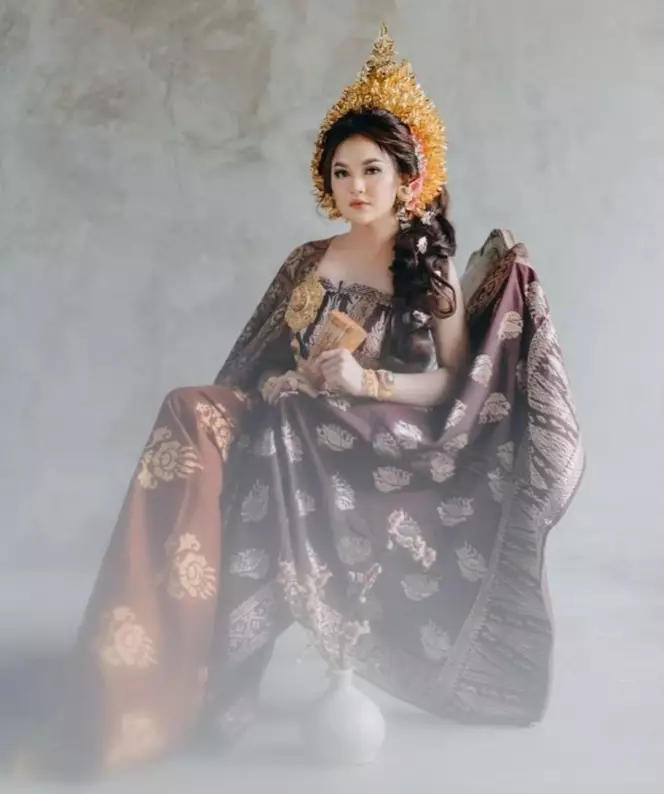 Potret Mahalini pakai baju adat © Instagram