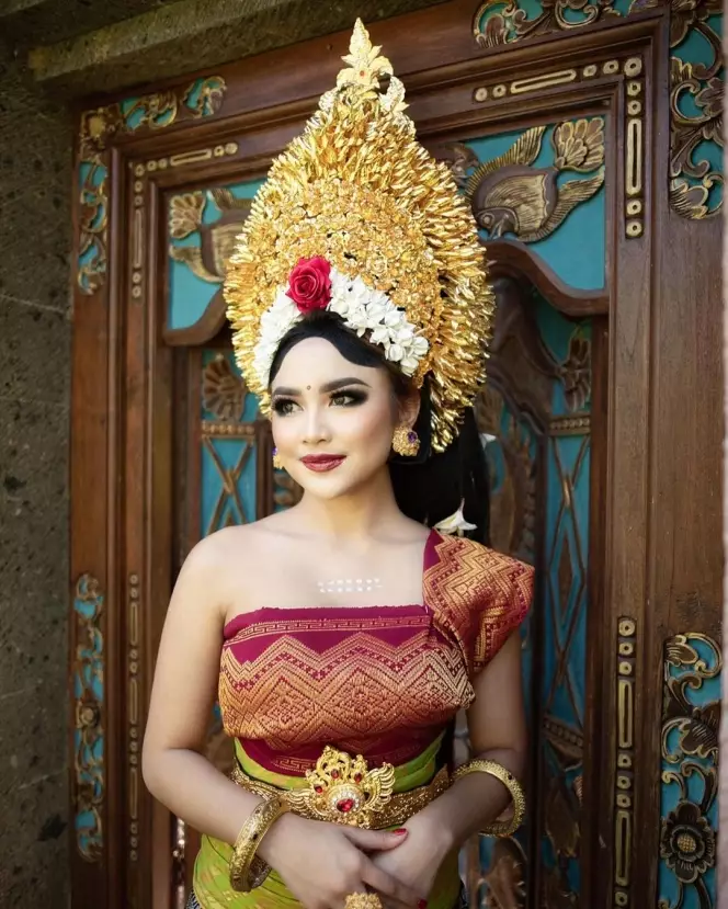 Potret Mahalini pakai baju adat © Instagram