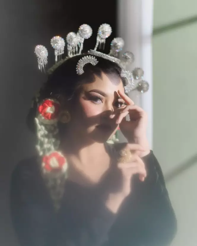 Potret Mahalini pakai baju adat © Instagram