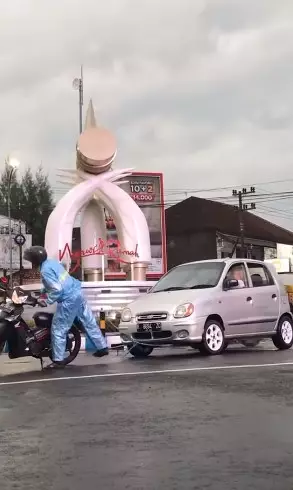 aksi pemotor tarik mobil mogok di Ngawi ini viral © Instagram aksi pemotor tarik mobil mogok di Ngawi ini viral © Instagram