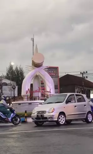 aksi pemotor tarik mobil mogok di Ngawi ini viral © Instagram aksi pemotor tarik mobil mogok di Ngawi ini viral © Instagram