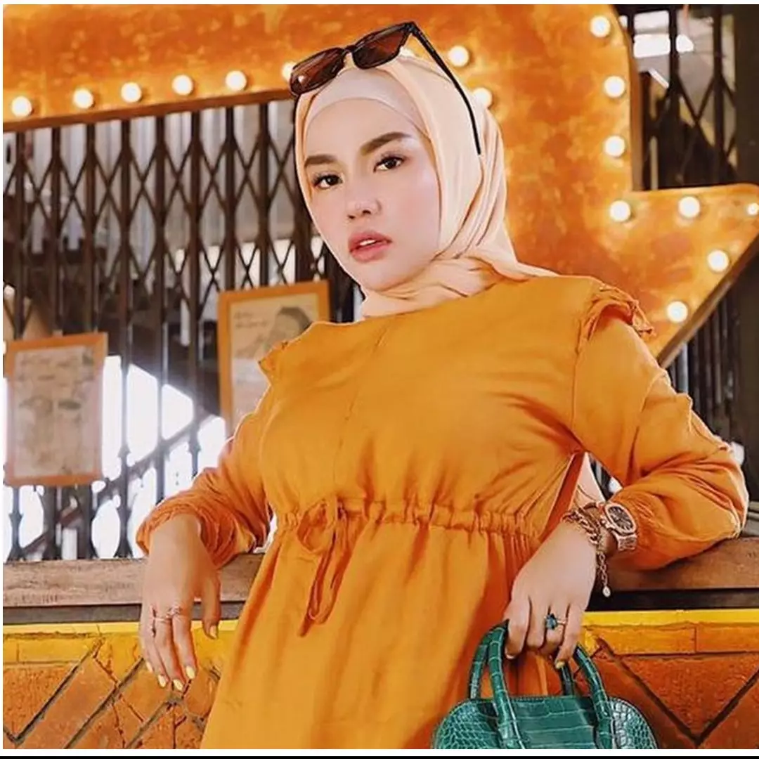 7 Penampilan terbaru Medina Zein, percaya diri dengan rambut pirang