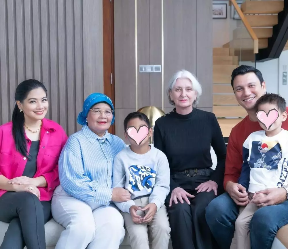 momen titi kamal bertemu mertua bule © instagram