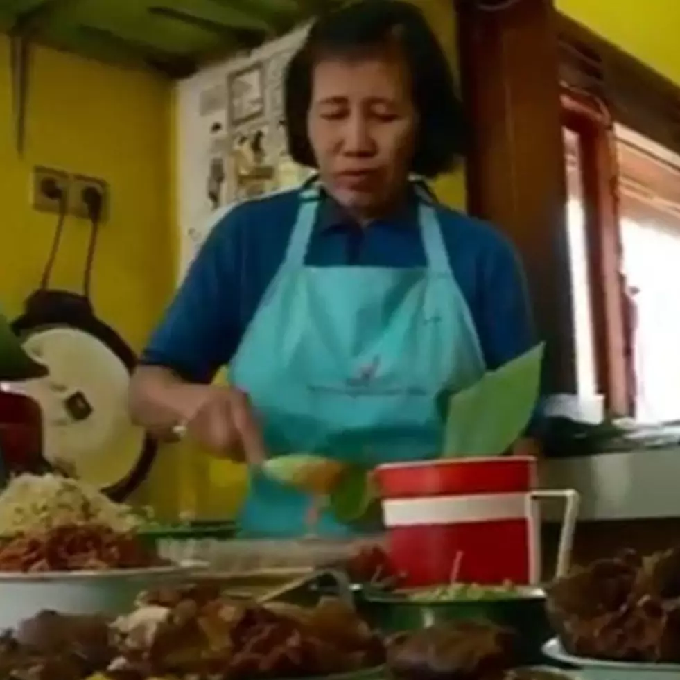 8 Tempat makan nasi pecel legendaris di Madiun, wajib dikunjungi