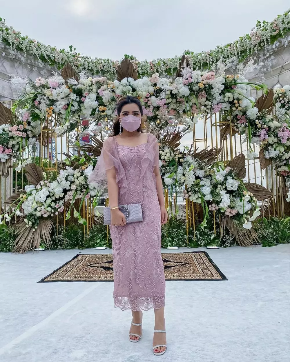 gaya seleb di lamaran venna melinda © instagram