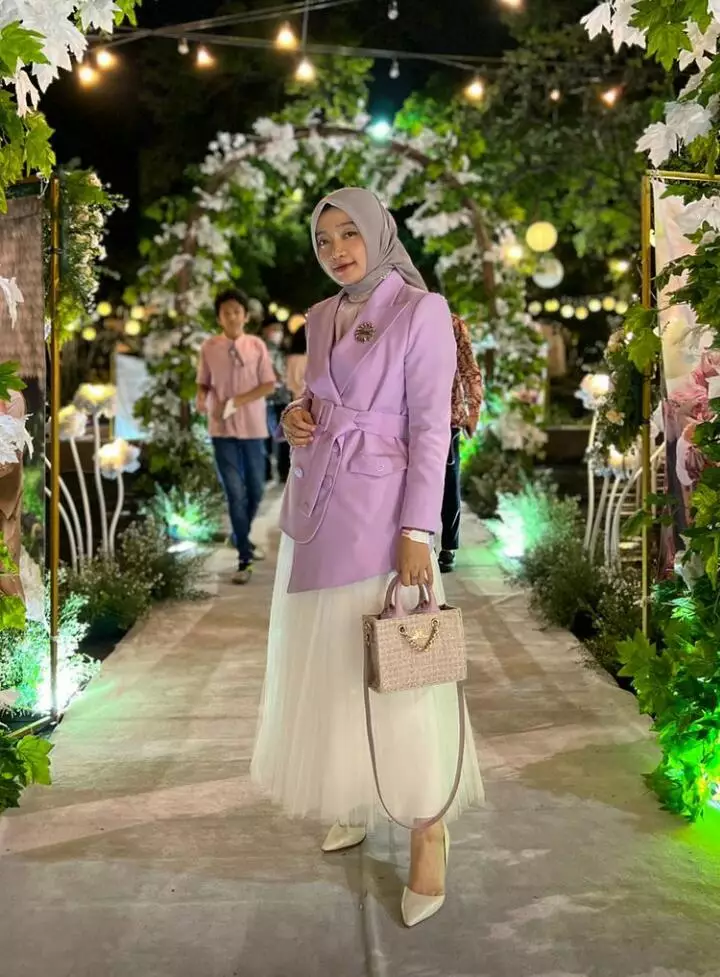 gaya seleb di lamaran venna melinda © instagram