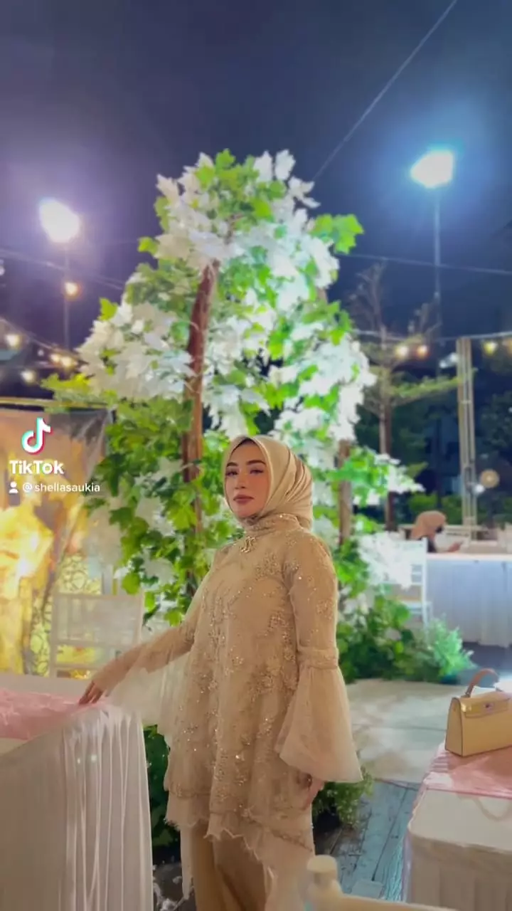 gaya seleb di lamaran venna melinda © instagram