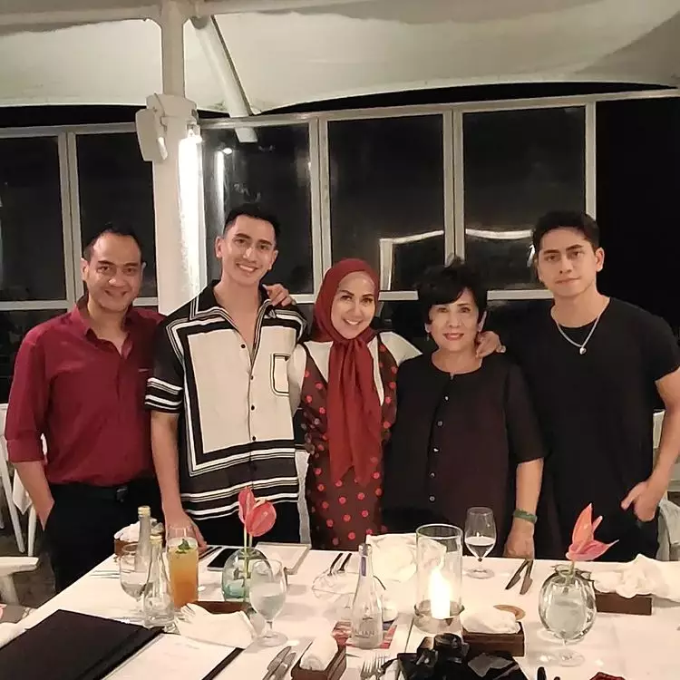 Momen kedekatan Verrell Bramasta & Ferry Irawan © berbagai sumber Momen kedekatan Verrell Bramasta & Ferry Irawan © berbagai sumber