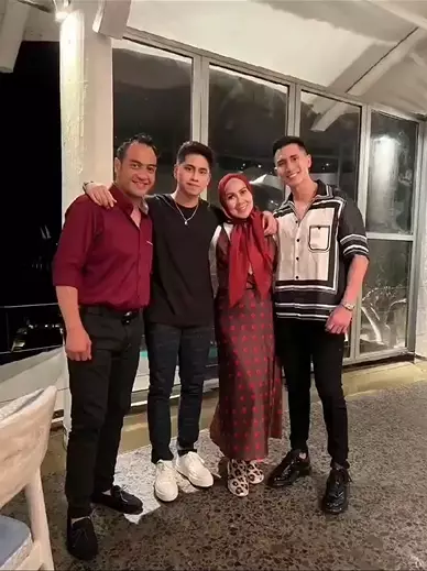 Momen kedekatan Verrell Bramasta & Ferry Irawan © berbagai sumber Momen kedekatan Verrell Bramasta & Ferry Irawan © berbagai sumber