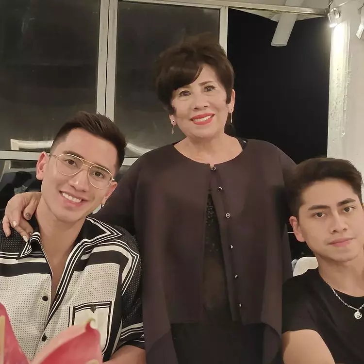 Momen kedekatan Verrell Bramasta & Ferry Irawan © berbagai sumber Momen kedekatan Verrell Bramasta & Ferry Irawan © berbagai sumber