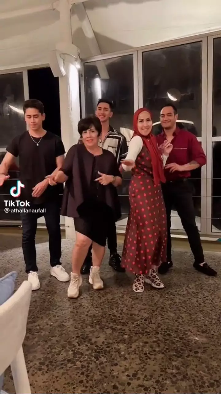 Momen kedekatan Verrell Bramasta & Ferry Irawan © berbagai sumber Momen kedekatan Verrell Bramasta & Ferry Irawan © berbagai sumber