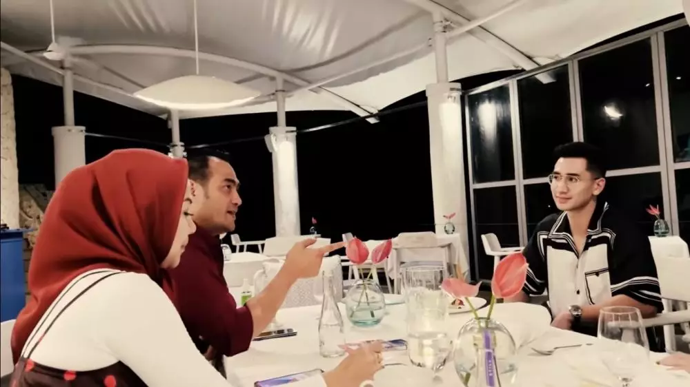 Momen kedekatan Verrell Bramasta & Ferry Irawan © berbagai sumber Momen kedekatan Verrell Bramasta & Ferry Irawan © berbagai sumber