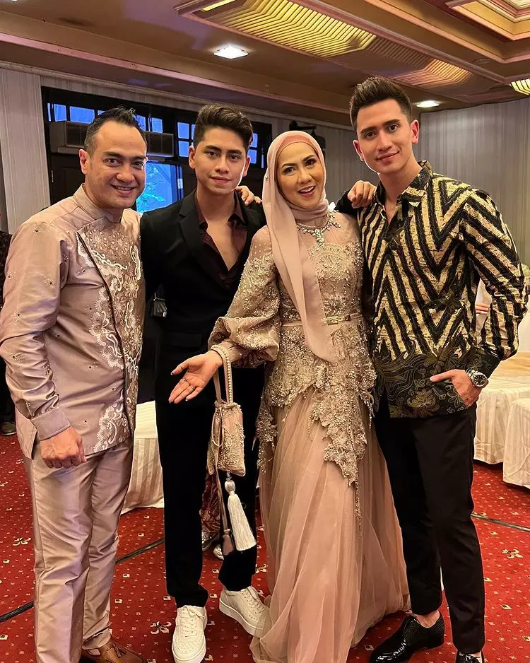 Momen kedekatan Verrell Bramasta & Ferry Irawan © berbagai sumber Momen kedekatan Verrell Bramasta & Ferry Irawan © berbagai sumber