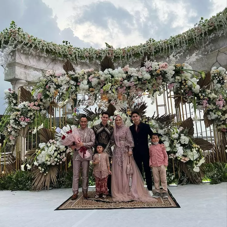 Momen kedekatan Verrell Bramasta & Ferry Irawan © berbagai sumber Momen kedekatan Verrell Bramasta & Ferry Irawan © berbagai sumber