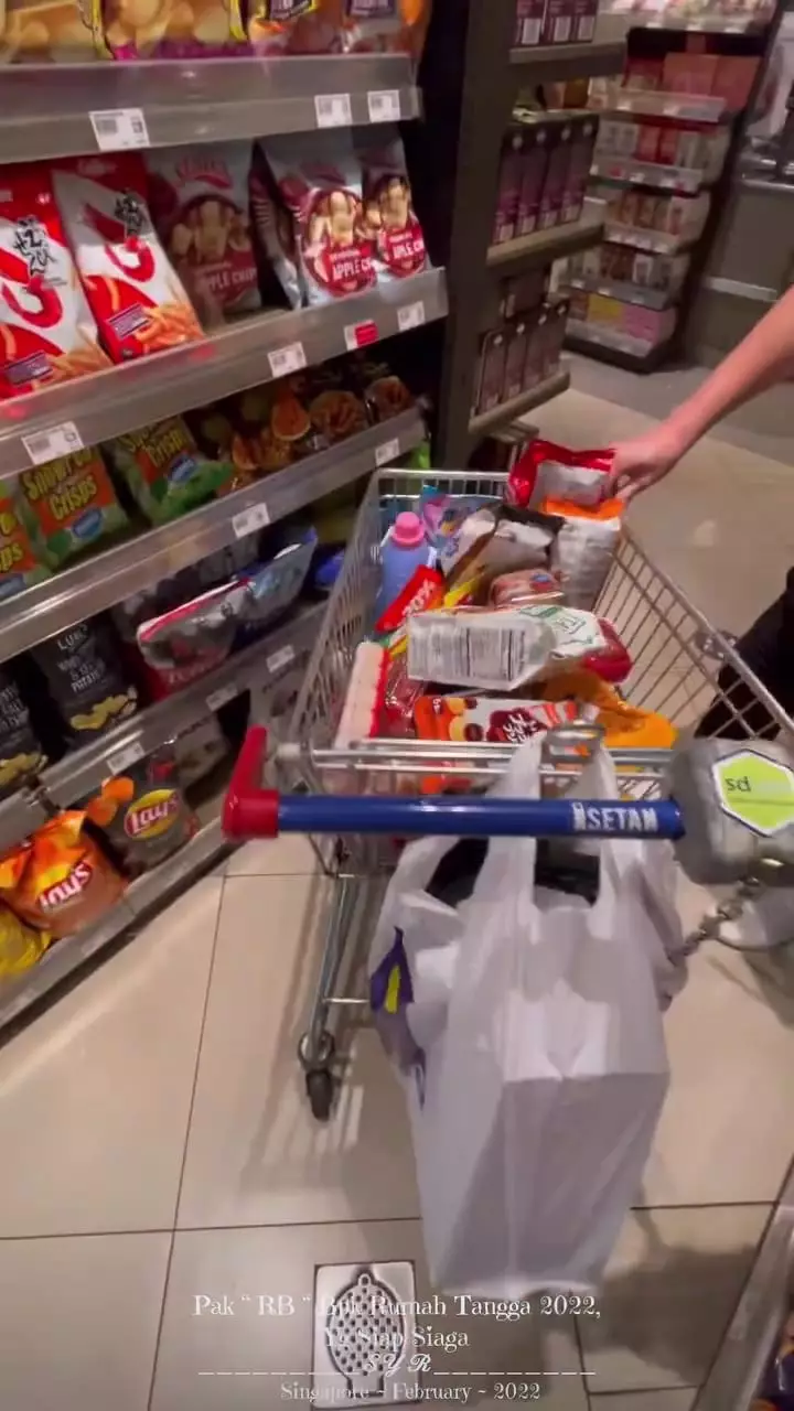 momen reino barack temani syahrini belanja © instagram