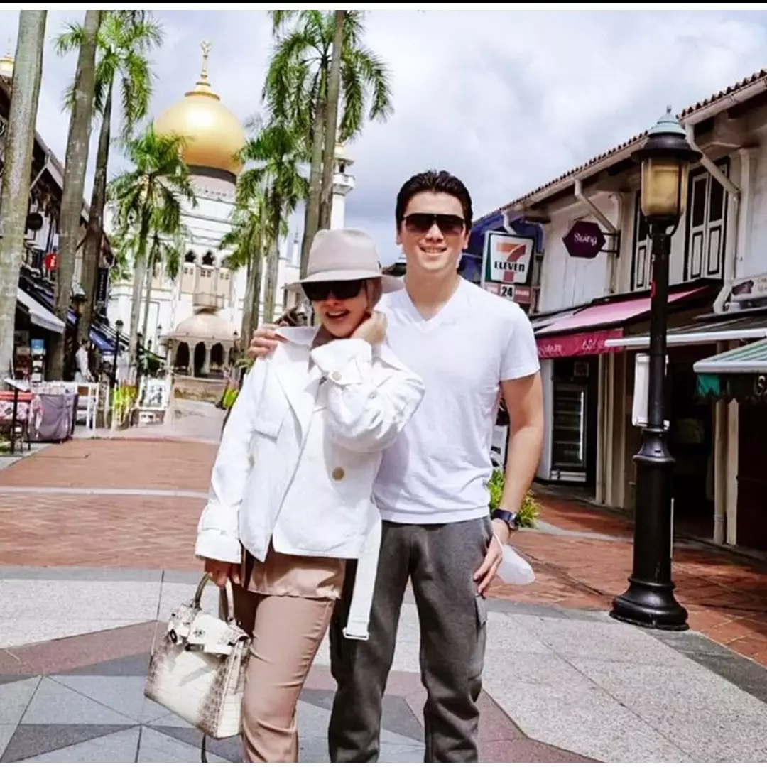 9 Momen Reino Barack temani Syahrini belanja, bawakan tas istri