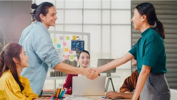 Contoh teks perkenalan diri dalam Bahasa Inggris © 2022 berbagai sumber 